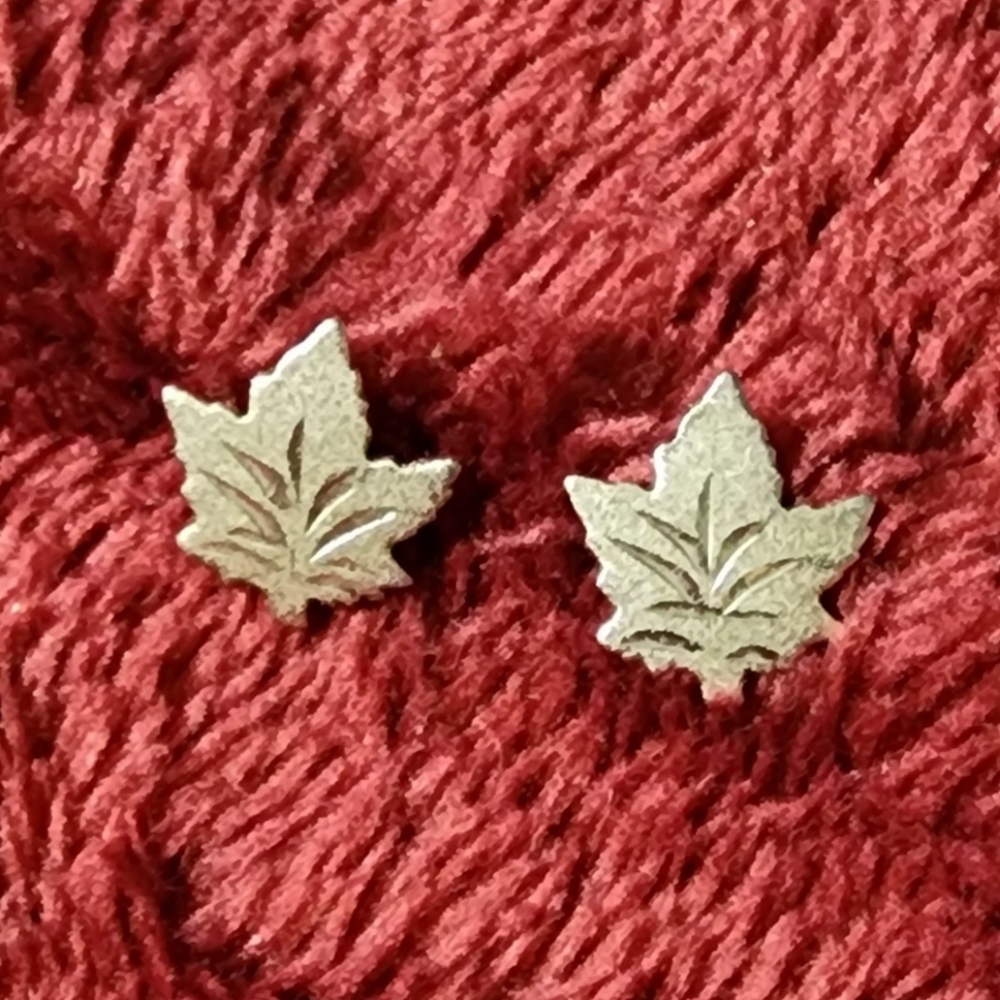 Vintage EMC sterling silver tiny maple leaf stud earrings